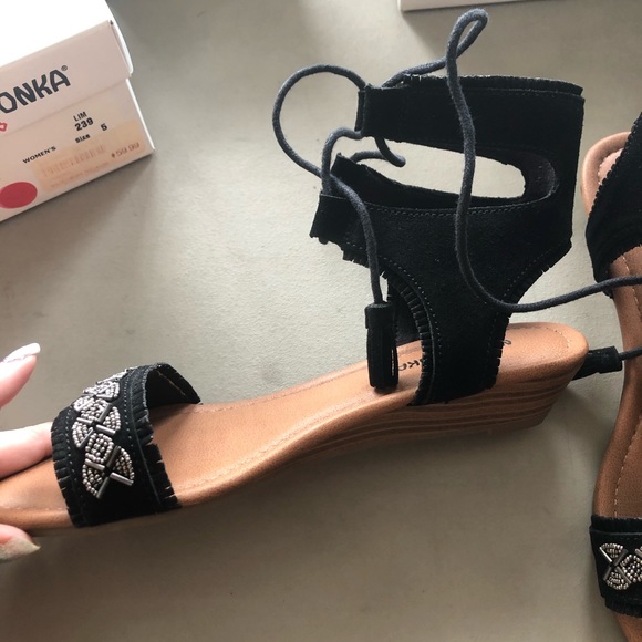 Minnetonka sandals black silver 8M NWT - Picture 2 of 5